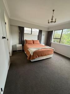 Ένα ή περισσότερα κρεβάτια σε δωμάτιο στο The local on Pukehangi