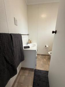 Ένα μπάνιο στο The local on Pukehangi +4 φωτογραφίες