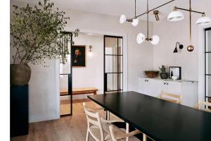 Kuchyň nebo kuchyňský kout v ubytování Joels Lane by Rove 5BR w Heated Pool Sauna Gym