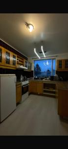 una cocina grande con un televisor de pantalla grande en ella en Beautiful single home in Höfn, en Höfn 13 fotos más