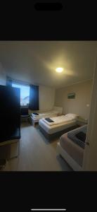 Una habitación con dos camas y un televisor de pantalla plana. en Beautiful single home in Höfn, en Höfn