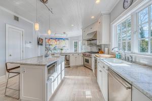 Kuchyň nebo kuchyňský kout v ubytování Kellis Cove by Rove Travel Home w Outdoor Spaces