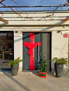 吉格涅斯科斐耶Casa Miranda - family comfort in a quiet area, near the sea, with BBQ and FREE parking的商店门上画着一个大大的红色十字。