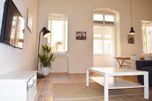 salon z białym stołem i kanapą w obiekcie Valletta Mint Apartment 1 w mieście Valletta