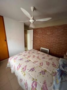 ein Schlafzimmer mit einem Bett und einem Deckenventilator in der Unterkunft Cabañas Don Lelio 2 in Mina Clavero + 8 Fotos