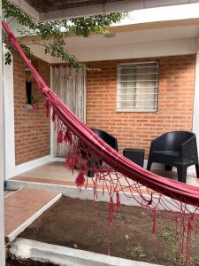 eine Hängematte auf der Veranda eines Hauses in der Unterkunft Cabañas Don Lelio 2 in Mina Clavero