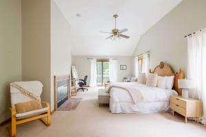 Ένα ή περισσότερα κρεβάτια σε δωμάτιο στο Meadowood Manor by RoveTravel 6BR Outdoor Spaces