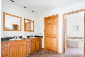 Ένα μπάνιο στο Meadowood Manor by RoveTravel 6BR Outdoor Spaces