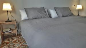 una camera da letto con un grande letto con due lampade sopra di En el centro entre el puerto y las playas a Gijón Altre 27 foto