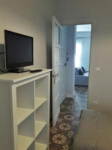 un soggiorno con una TV su una cassettiera di En el centro entre el puerto y las playas a Gijón