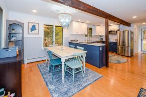 eine Küche mit einem Tisch und Stühlen darin in der Unterkunft Sebago Lake Family Escape - sandy beach - swim - hike - ski 