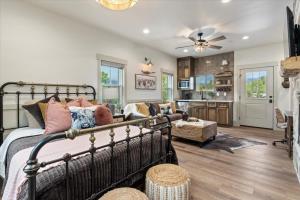 Μια τηλεόραση ή/και κέντρο ψυχαγωγίας στο The Highland Cow Room - Newly Built Midway Loft