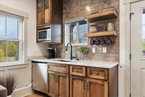 Η κουζίνα ή μικρή κουζίνα στο The Highland Cow Room - Newly Built Midway Loft