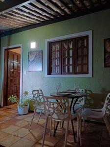 ein Esszimmer mit Tisch und Stühlen in der Unterkunft Villa Búzios in Nísia Floresta + 21 Fotos