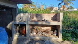 ein gemauerter Kamin mit einigen Figuren darin in der Unterkunft casa fin de semana in Paraná