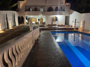 a swimming pool in a building with a house at La torrecita in Barbosa
