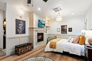 Ένα ή περισσότερα κρεβάτια σε δωμάτιο στο The Bee Room - Cozy Retreat on Midway Main Street