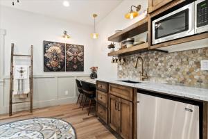 Η κουζίνα ή μικρή κουζίνα στο The Bee Room - Cozy Retreat on Midway Main Street