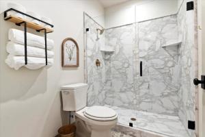 Ένα μπάνιο στο The Bee Room - Cozy Retreat on Midway Main Street