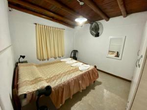 ein Schlafzimmer mit einem Bett mit Handtüchern darauf in der Unterkunft Los Cardenales in San José