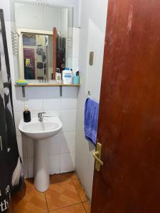 ein Badezimmer mit Waschbecken und Spiegel in der Unterkunft Arriendo a diario casa en pleno centro de Ovalle in Ovalle