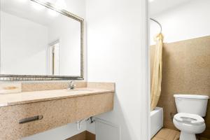 Ένα μπάνιο στο Capitol Inn & Suites