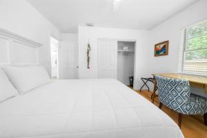 Postel nebo postele na pokoji v ubytování The Happy Haven - Near Manatee Tours - Pet Friendly