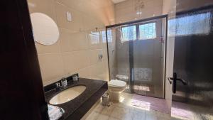 Ένα μπάνιο στο Quarto Shanti para viajantes em Dourados.