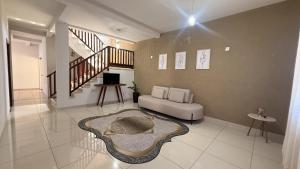 Χώρος καθιστικού στο Quarto Shanti para viajantes em Dourados.