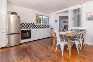 Kuchyň nebo kuchyňský kout v ubytování Surf Shack at Boat Beach + 18 fotografií