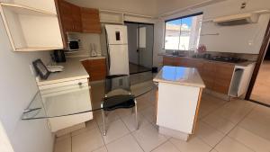 Η κουζίνα ή μικρή κουζίνα στο Quarto Shanti para viajantes em Dourados.