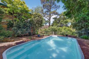 une piscine dans une cour clôturée dans l'établissement Natures Haven Wentworth Falls with Sauna & Pool, à Wentworth Falls
