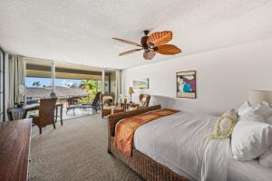 Un dormitorio con una cama y un ventilador de techo. en Eldorado E204 · EL E204 Lanai with View Pool AC Beach Cabana Gym, en Kaanapali 45 fotos más
