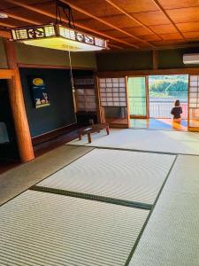 Una habitación con tapetes blancos en el suelo. en ゲストハウス輪 高野山麓, en Hashimoto