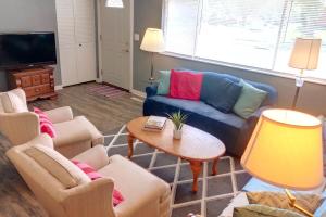 Μια τηλεόραση ή/και κέντρο ψυχαγωγίας στο 3BR Home, Pet-Friendly, Fenced Yard Near I-70, I-75, Hospitals, Wright-Patt AFB