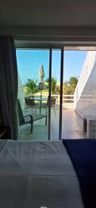 une chambre avec vue sur l'océan depuis un balcon dans l'établissement Varandas de PontaNegra - FLATS, à Natal