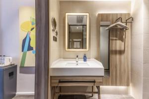 Ένα μπάνιο στο Hanting Premium Hotel Shanghai West Yingao Road Subway Station +14 φωτογραφίες