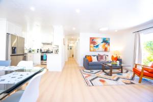 un salon avec un canapé et une table dans l'établissement Spacious SJ 4BR Home Prime Location Near Everything, à San José