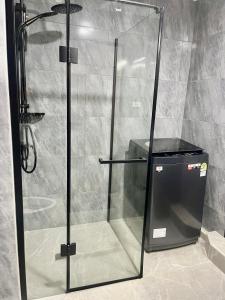 eine Dusche mit Glastür im Badezimmer in der Unterkunft นิวเวิลด์ ระยอง New world Rayong in Rayong