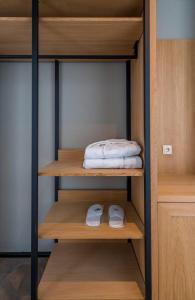 Ένα ή περισσότερα κρεβάτια σε δωμάτιο στο Aurora Peak Luxury Suites +47 φωτογραφίες