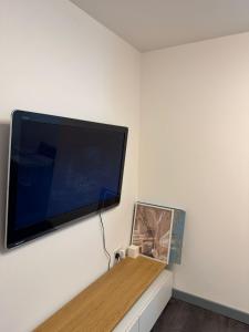 Μια τηλεόραση ή/και κέντρο ψυχαγωγίας στο Chic Above Store