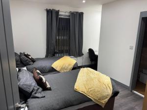 Ένα ή περισσότερα κρεβάτια σε δωμάτιο στο Chic Above Store