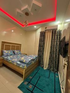 - une chambre avec un lit et un plafond rouge dans l'établissement Préférence, à Dakar