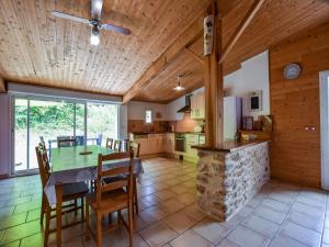 Kuchyň nebo kuchyňský kout v ubytování Stay in Gornac with Swimming Pool