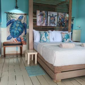 Ένα ή περισσότερα κρεβάτια σε δωμάτιο στο Turtle Garden Lodge