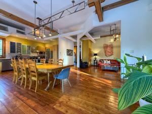 Kuchyň nebo kuchyňský kout v ubytování La Romane Stylish Forest Chalet W Spa