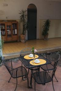 Ein Tisch und Stühle stehen auf einer Terrasse in der Unterkunft Hotel Allende Morelia in Morelia + 26 Fotos