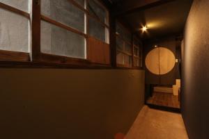 Un baño de 五十番 32 fotos más