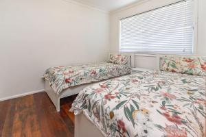 Postel nebo postele na pokoji v ubytování Lizzie Shack