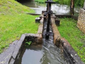 un canale d'acqua in un campo con acqua di Five Bedroom Apartment with Garden View a Modruš